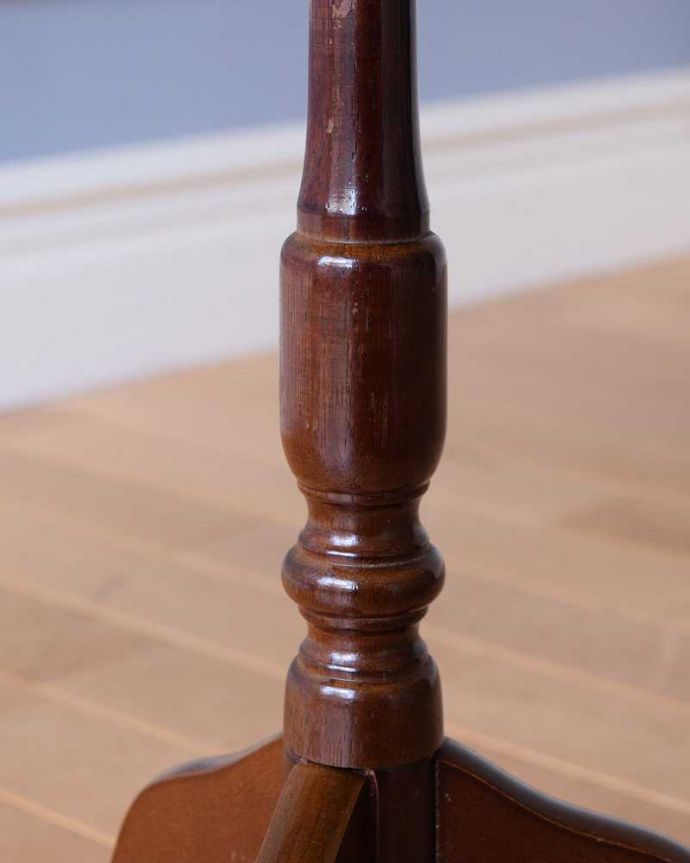 アンティークのテーブル　アンティーク家具　英国から届いた小さなアンティーク、トライポットのワインテーブル（革張り）。うっとりする美しさアンティークだから手に入る美しい彫。(j-2271-f)