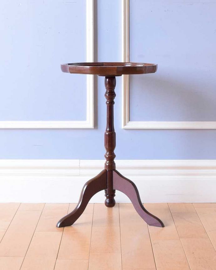アンティークのテーブル　アンティーク家具　英国から届いた小さなアンティーク、トライポットのワインテーブル（革張り）。横から見ても優雅英国アンティークらしく横顔だって美しいんです。(j-2271-f)