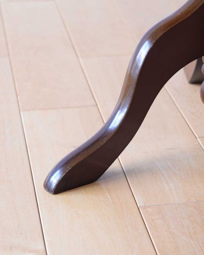 アンティークのテーブル　アンティーク家具　英国から届いた小さなアンティーク、トライポットのワインテーブル（革張り）。Handleの家具の脚の裏には･･･床にキズが付かないよう脚の裏にフェルトキーパーを付けてお届けしています。(j-2271-f)