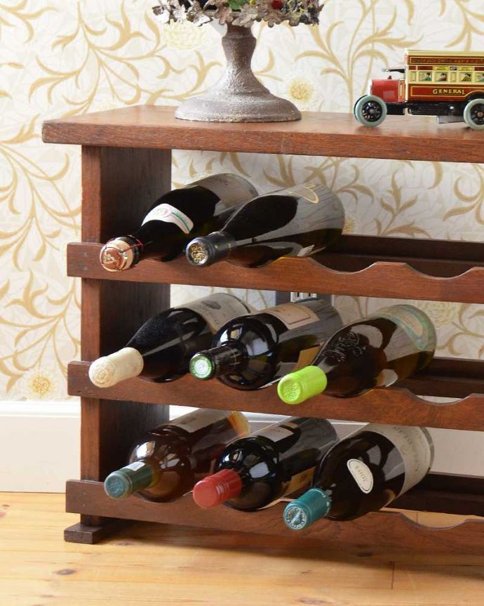 めずらしい家具　アンティーク家具　フランス輸入のオーク材、アンティーク木製ワインラック（12本用）。ボトルをしっかり収納してくれますワインを飲む方も飲まない方も、お洒落なデザインのワインラックがお部屋の中にあるだけで、なんだかワクワクです。(j-2273-f)