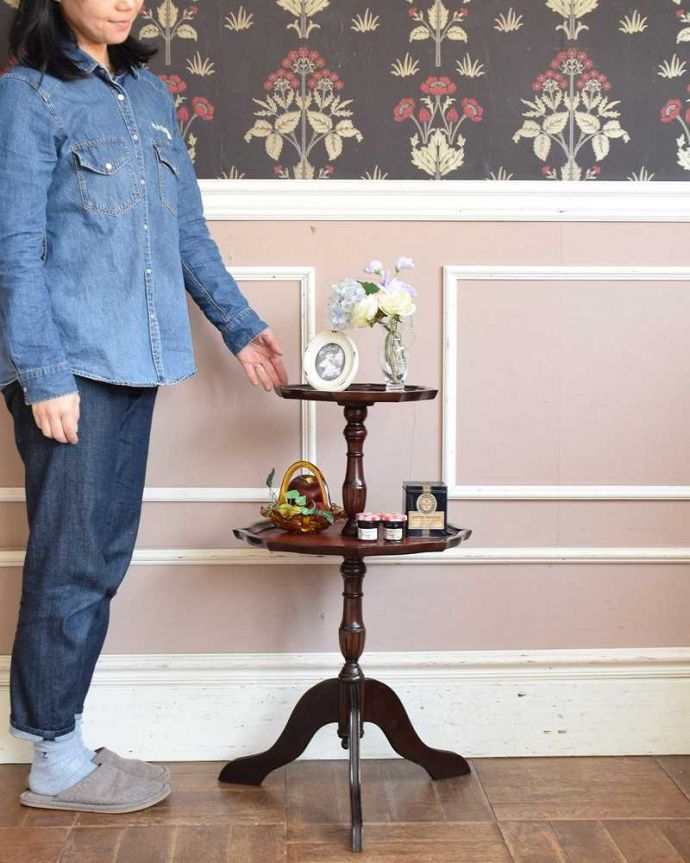 アンティークのテーブル　アンティーク家具　英国で見つけたアンティークダムウェイター、２段タイプのティーテーブル。移動もラクラク！どこでも使える小さなテーブル持ち運び便利なワインテーブル。(j-2277-f)