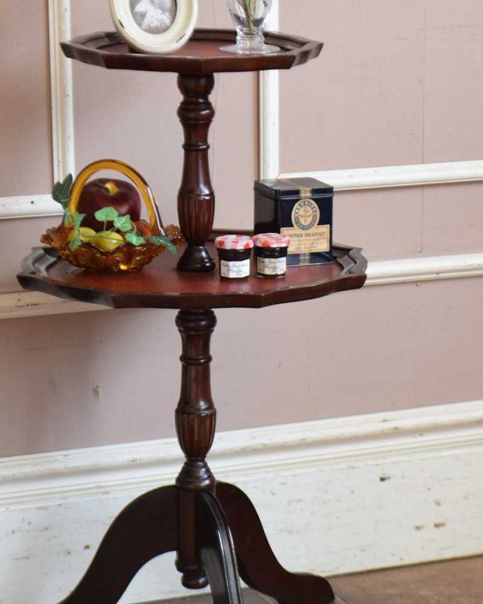アンティークのテーブル　アンティーク家具　英国で見つけたアンティークダムウェイター、２段タイプのティーテーブル。小さくてもアンティークの気品タップリ。(j-2277-f)