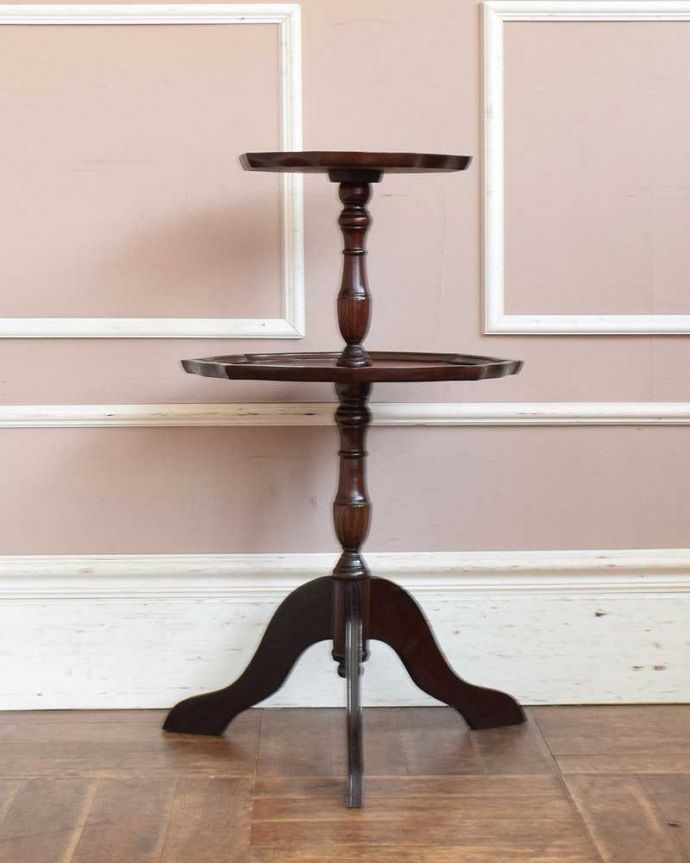 アンティークのテーブル　アンティーク家具　英国で見つけたアンティークダムウェイター、２段タイプのティーテーブル。横から見ても優雅英国アンティークらしく横顔だって美しいんです。(j-2277-f)