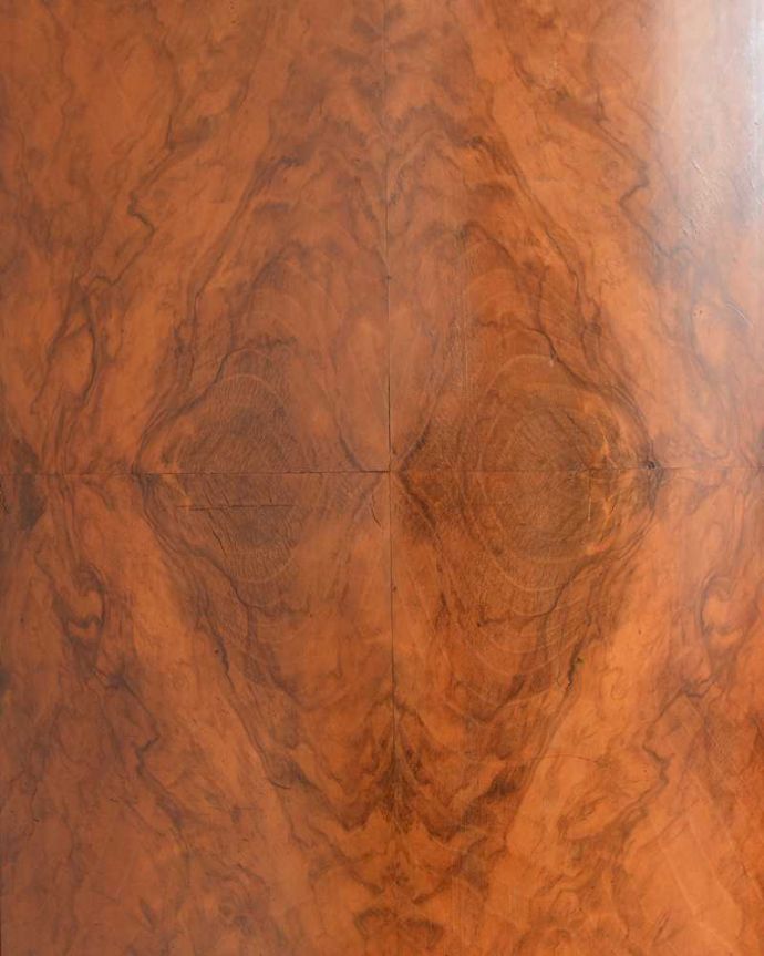 アンティークのキャビネット　アンティーク家具　イギリスから到着したアンティーク家具、木目の美しさが際立つウォルナット材のガラスキャビネット。木目の美しさにうっとり･･･美しすぎる木目で勝負！って語りかけてくれているような美しい扉。(j-2280-f)