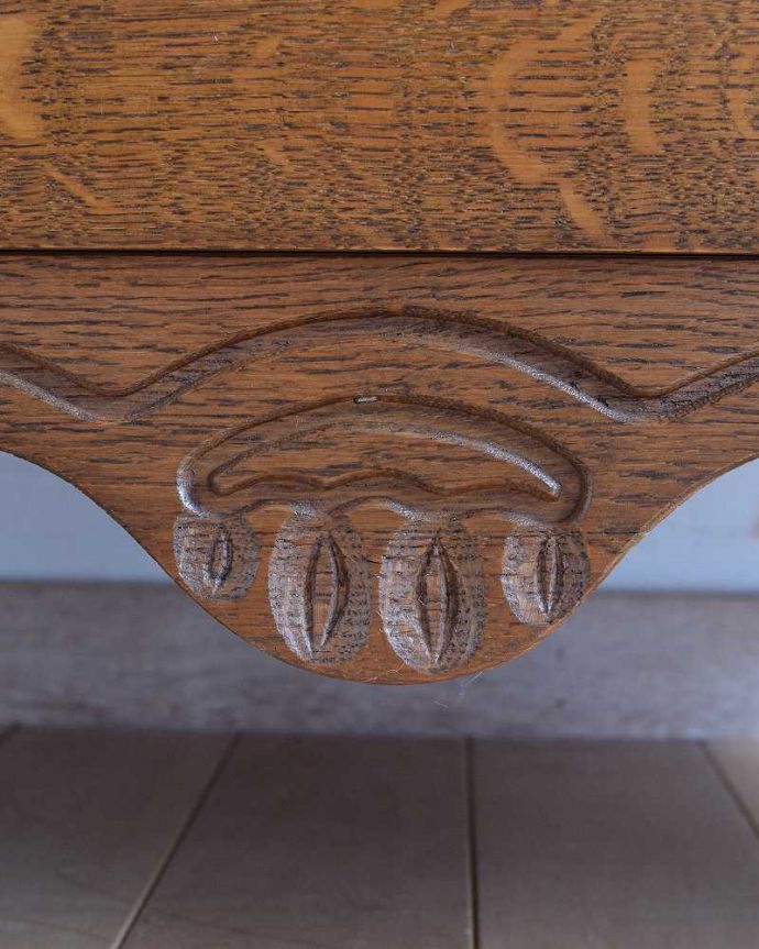 アンティークのチェスト　アンティーク家具　フランスで見つけたアンティーク家具、オーク材の３段チェスト（コモード）。フランスらしい彫りフランスらしさの象徴とも言える、優雅な彫りの装飾。(j-2288-f)