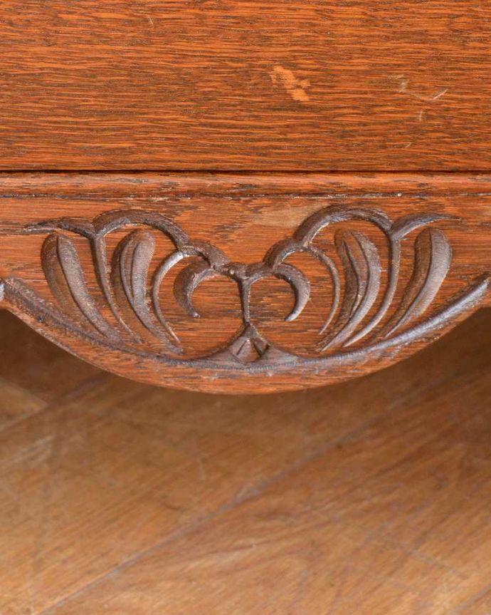 アンティークのチェスト　アンティーク家具　優雅なフランススタイルのアンティーク家具、小ぶりな３段チェスト（コモード）。フランスらしい彫りフランスらしさの象徴とも言える、優雅な彫りの装飾。(j-2289-f)