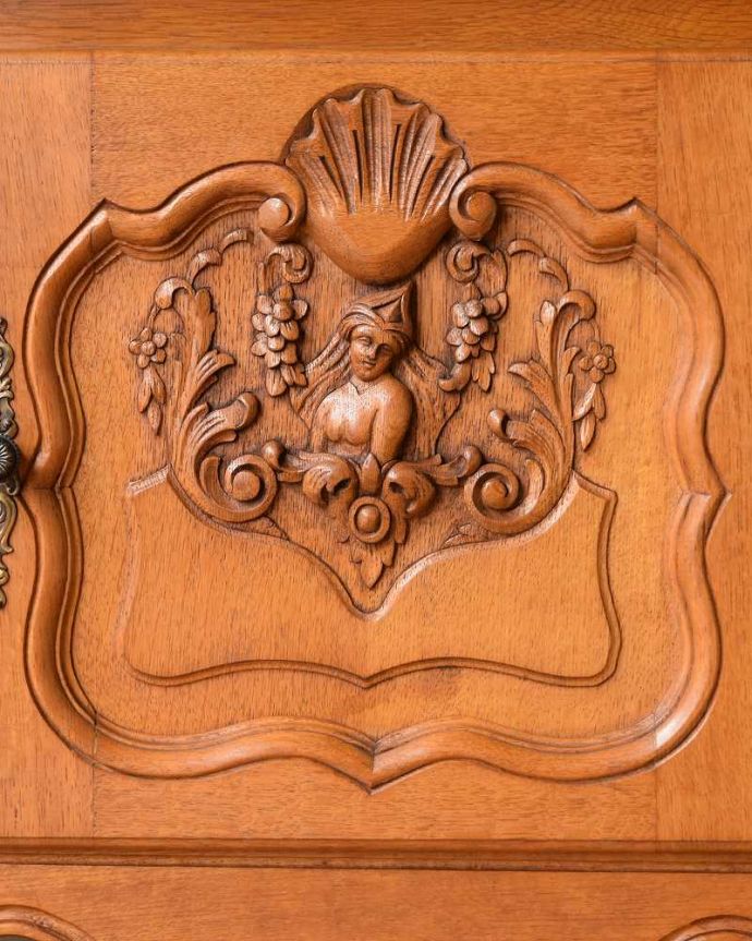 アンティークのキャビネット　アンティーク家具　フランスのゴージャスなアンティーク家具、食器棚や本棚にもなるガラスキャビネット 。フランスらしい彫りフランスらしさの象徴とも言える、優雅な彫りの装飾。(j-2297-f)