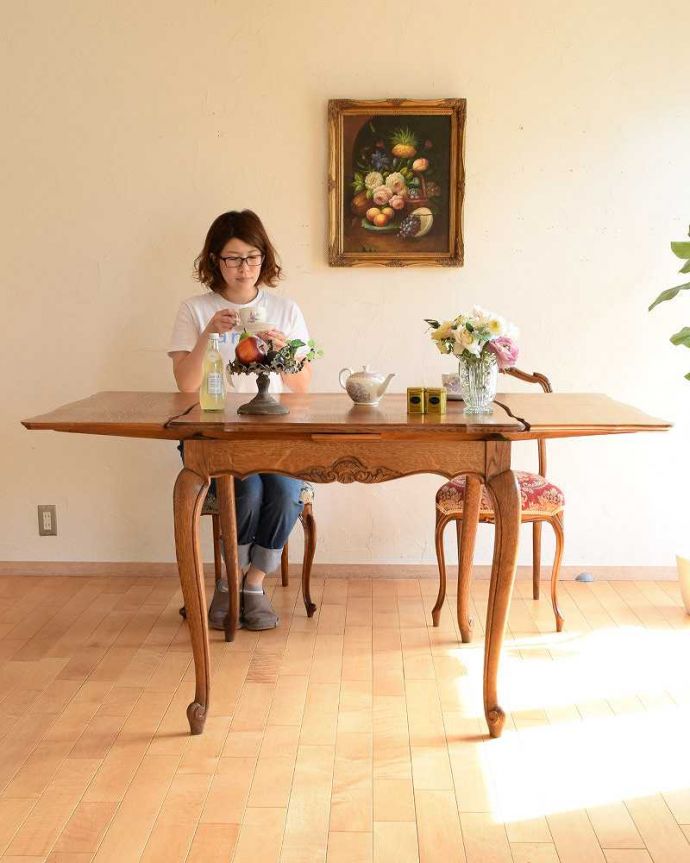 アンティークのテーブル　アンティーク家具　アンティーク　テーブル。優雅な姿で大きく広がるテーブルフランスサイズのドローリーフテーブルは、日本より大きめのサイズが特長。(j-2298-f)
