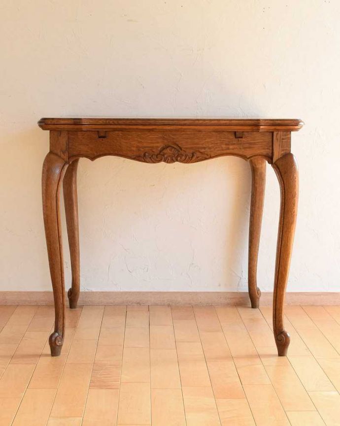 アンティークのテーブル　アンティーク家具　アンティーク　テーブル。横から見てもステキやっぱり脚の曲線が美しい･･･みんなに自慢したくなる脚線美です。(j-2298-f)