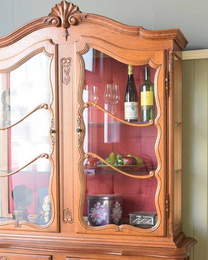 アンティークのキャビネット　アンティーク家具　フランスの豪華なアンティーク家具、優雅なフォルムのガラスキャビネット（食器棚） 。ガラス扉からのぞいてみると･･･曲線で描かれたガラス面のデザインも女性らしく優雅。(j-2299-f)