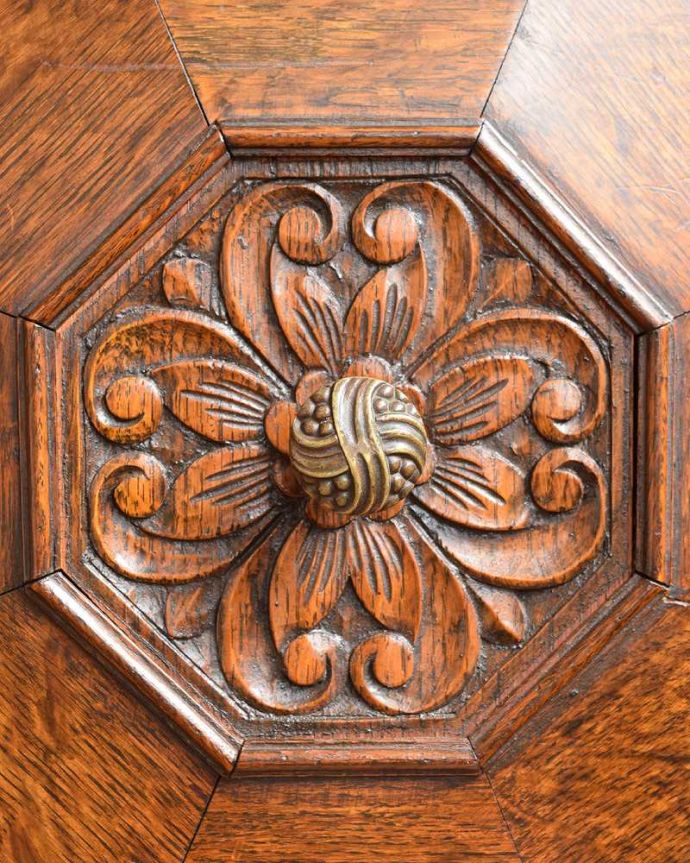 サイドボード　アンティーク家具　アンティークの英国家具、お花の彫刻が華やかな美しいサイドボード 。アンティークらしい素敵な取っ手デザインが美しい取っ手。(j-2300-f)