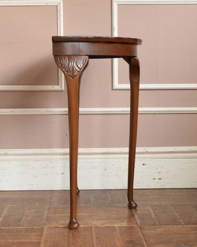 アンティークのテーブル　アンティーク家具　英国のアンティーク家具、装飾の美しい半月型のコンソールテーブル。グルッと180度。(j-2309-f)