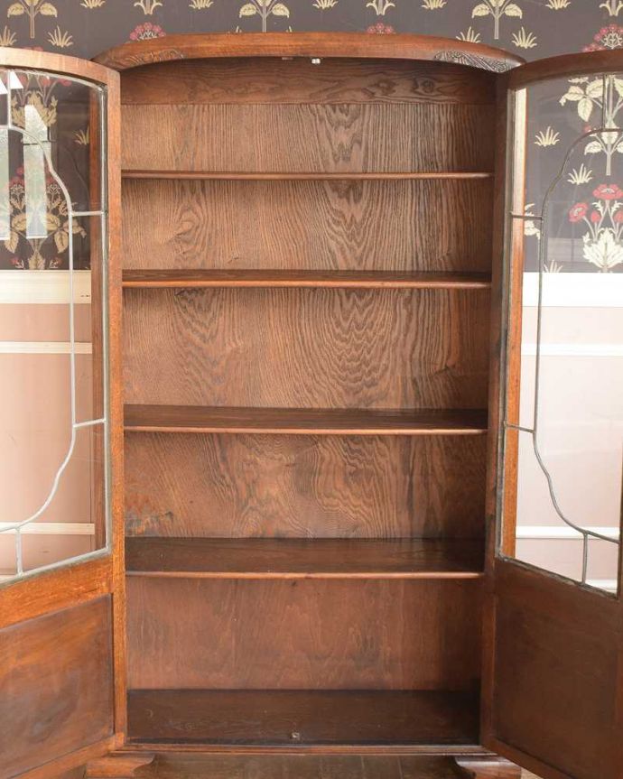 アンティーク｜ロイドルーム　アンティーク家具　英国で見つけたアンティーク家具、オーク材の木製ブックケース（本棚）。扉を開けた内側はこんな感じですキャビネットの中も職人がしっかり修復したのでキレイです。(j-2314-f)