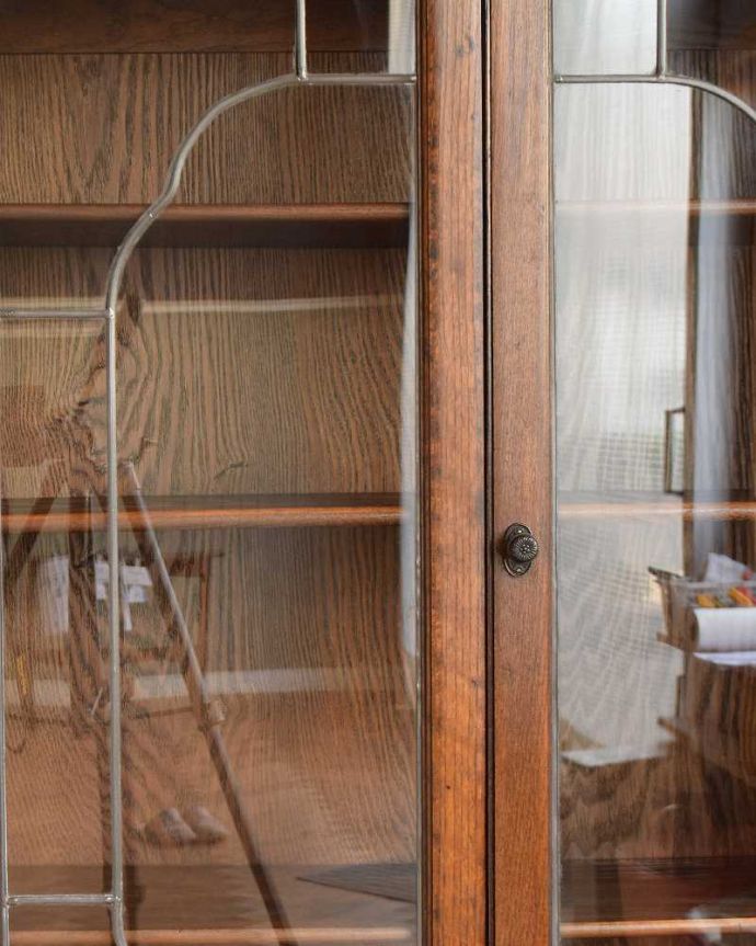 アンティーク｜ロイドルーム　アンティーク家具　英国で見つけたアンティーク家具、オーク材の木製ブックケース（本棚）。アンティークのガラスの美しさガラスも古いアンティークのステンドグラスは独特の雰囲気が魅力。(j-2314-f)