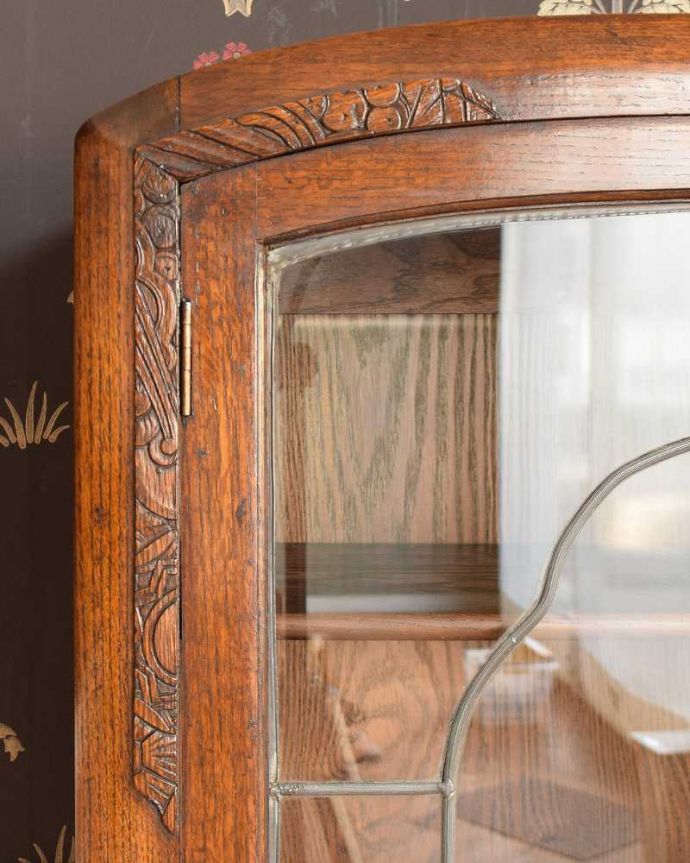 アンティーク｜ロイドルーム　アンティーク家具　英国で見つけたアンティーク家具、オーク材の木製ブックケース（本棚）。惚れ惚れする彫の美しさこんなに堅い無垢材に一体どうやって彫ったんだろう？と不思議になるくらいアンティークらしく細かい彫りは眺めているだけでうっとりする美しさです。(j-2314-f)