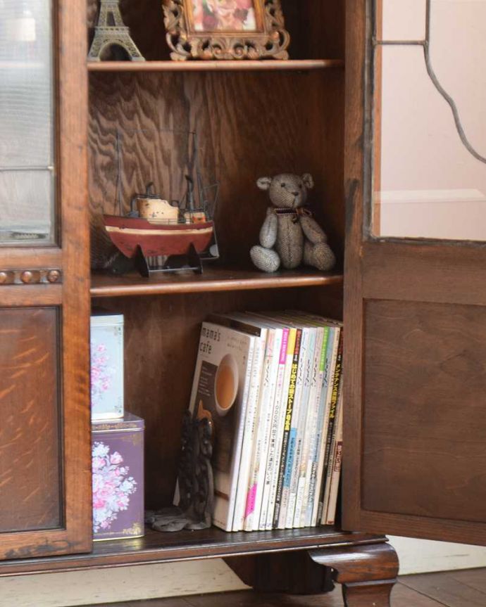 アンティーク｜ロイドルーム　アンティーク家具　英国で見つけたアンティーク家具、オーク材の木製ブックケース（本棚）。扉の中は収納たっぷりA4サイズの雑誌までしっかり収納出来ちゃう大きさ。(j-2314-f)