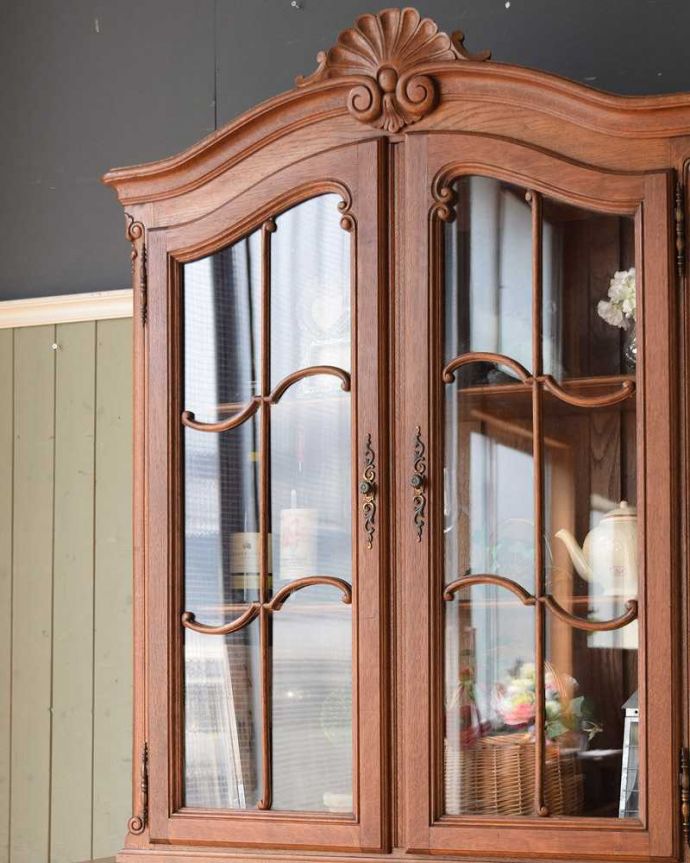 アンティークのキャビネット　アンティーク家具　優雅なフランスのアンティーク家具、華やかなガラスキャビネット（食器棚）。ガラス扉からのぞいてみると･･･曲線で描かれたガラス面のデザインも女性らしく優雅。(j-2316-f)