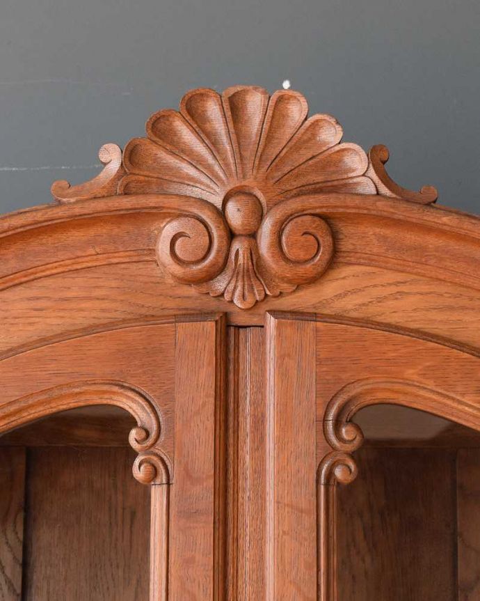 アンティークのキャビネット　アンティーク家具　優雅なフランスのアンティーク家具、華やかなガラスキャビネット（食器棚）。フランスらしい彫りフランスらしさの象徴とも言える、優雅な彫りの装飾。(j-2316-f)