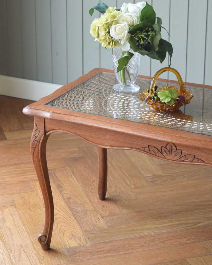 アンティークのテーブル　アンティーク家具　フランス輸入の編み目が美しいアンティークのコーヒーテーブル（ガラス天板）。やっぱり自慢はこの脚線美フランスらしい猫脚を見るだけでなんだか満足しちゃう美しさ。(j-2324-f)