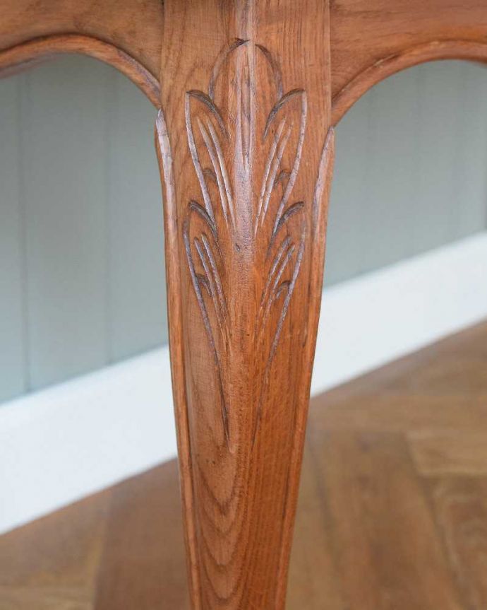 アンティークのテーブル　アンティーク家具　フランス輸入の編み目が美しいアンティークのコーヒーテーブル（ガラス天板）。うっとりする美しさアンティークだから手に入る美しい彫。(j-2324-f)