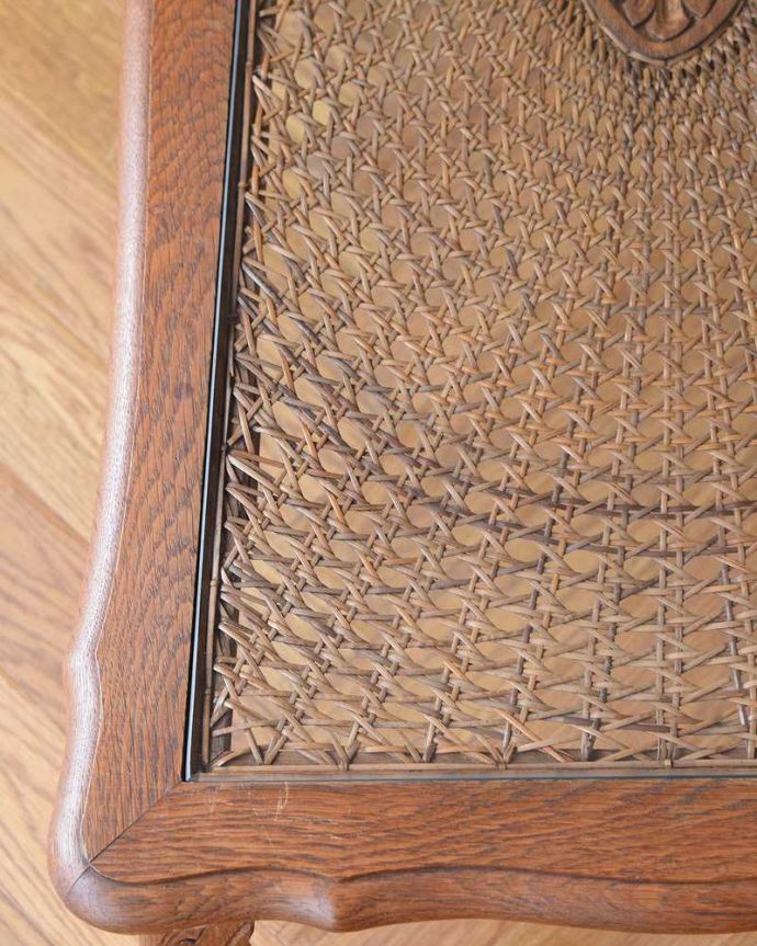アンティークのテーブル　アンティーク家具　フランス輸入の編み目が美しいアンティークのコーヒーテーブル（ガラス天板）。近づいてみるとこんな感じでとても細かい網目なんです。(j-2324-f)