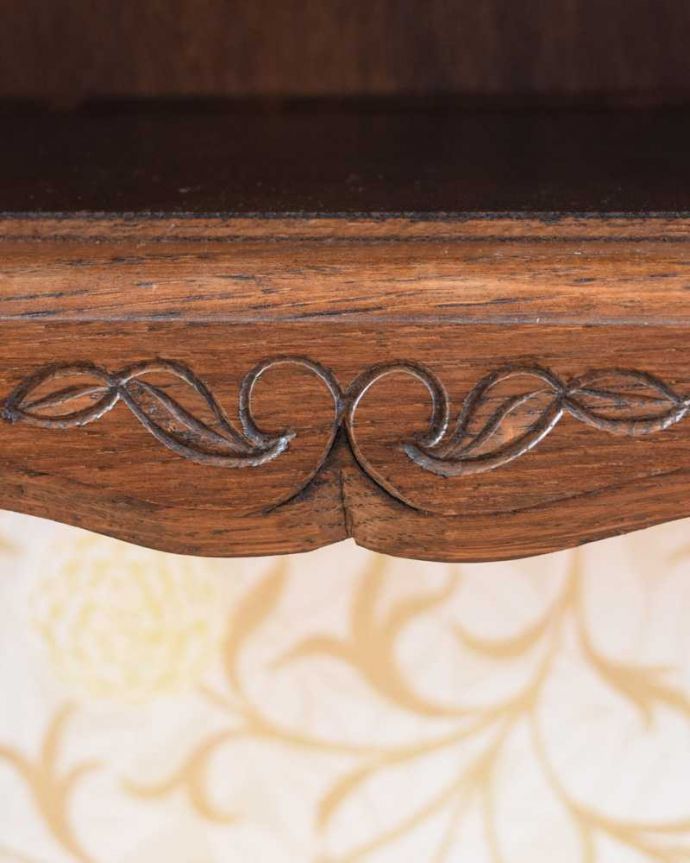 アンティークのキャビネット　アンティーク家具　オープンスペース付きのナイトテーブル（引き出し付き）アンティークのフランス家具 。美しい彫にもうっとり…さりげなく施された彫。(j-2327-f)