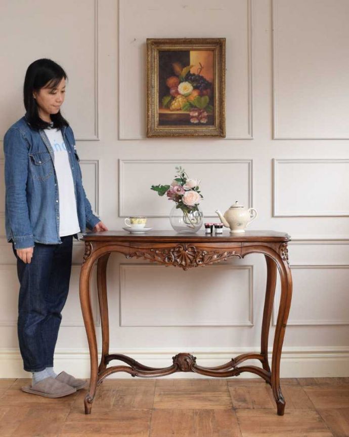 アンティークのテーブル　アンティーク家具　フランスのアンティークサイドテーブル、脚の曲線美が優雅なオケージョナルテーブル。どんな場所でも便利に使える小さなテーブルそもそも「オケージョナル」とは「便利に使える」と言う意味。(j-2331-f)