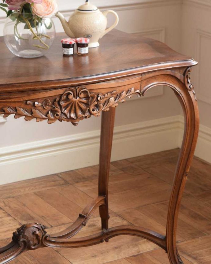アンティークのテーブル　アンティーク家具　フランスのアンティークサイドテーブル、脚の曲線美が優雅なオケージョナルテーブル。上品で優雅なアンティーク凛とした雰囲気が漂うアンティークらしい立ち姿のテーブル。(j-2331-f)