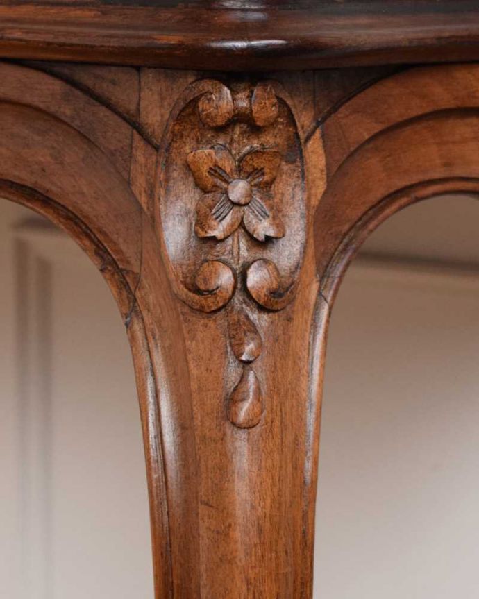 アンティークのテーブル　アンティーク家具　フランスのアンティークサイドテーブル、脚の曲線美が優雅なオケージョナルテーブル。うっとりする美しさアンティークだから手に入る美しい彫。(j-2331-f)