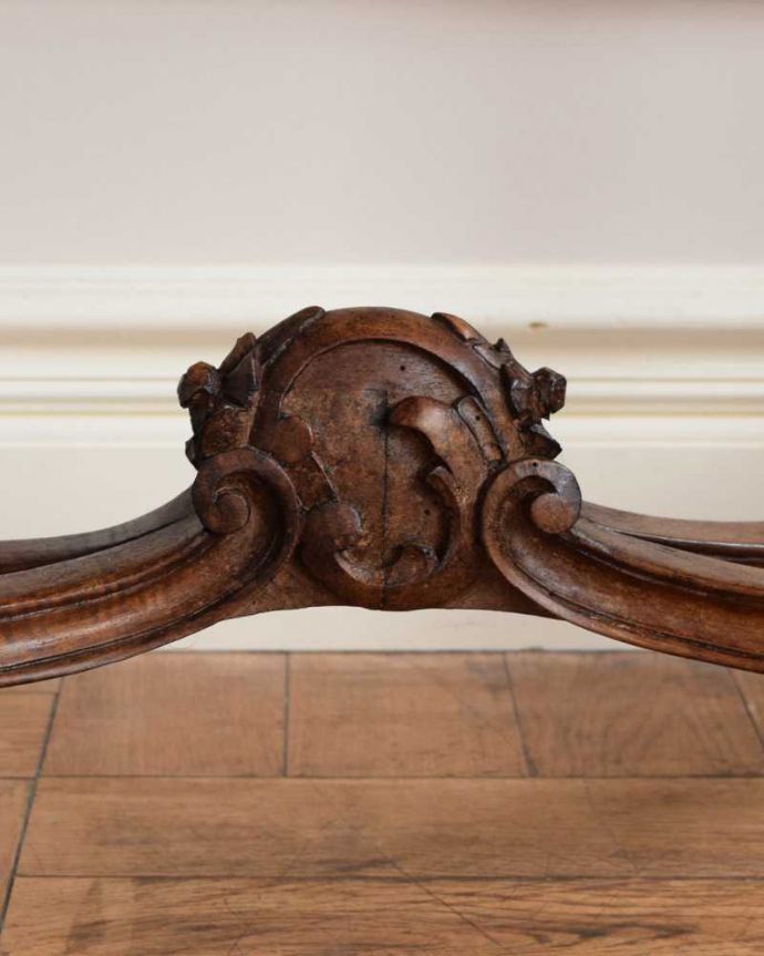 アンティークのテーブル　アンティーク家具　フランスのアンティークサイドテーブル、脚の曲線美が優雅なオケージョナルテーブル。いろんな場所にこだわり彫のデザインもいろいろです。(j-2331-f)