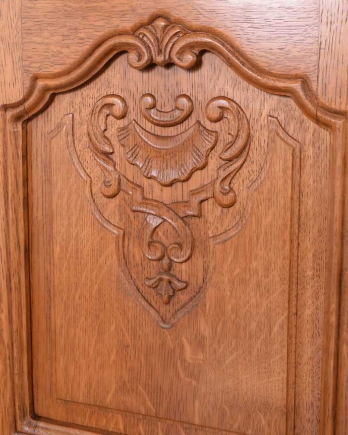 アンティークのキャビネット　アンティーク家具　フランス輸入のアンティーク家具、華やかな木製のフレンチキャビネット。美しい彫にうっとり…フランスらしいデザイン彫りが描かれた扉。(j-2336-f)
