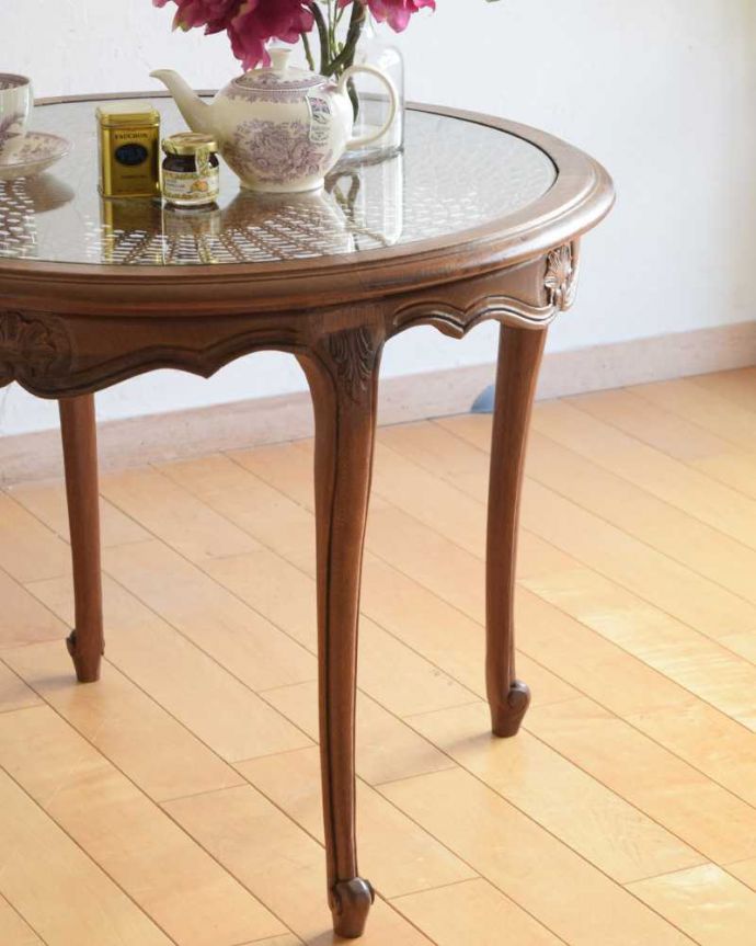 アンティークのテーブル　アンティーク家具　編み目が美しいガラス天板のアンティーク家具、優雅なフランスのコーヒーテーブル 。やっぱり自慢はこの脚線美フランスらしい猫脚を見るだけでなんだか満足しちゃう美しさ。(j-2338-f)