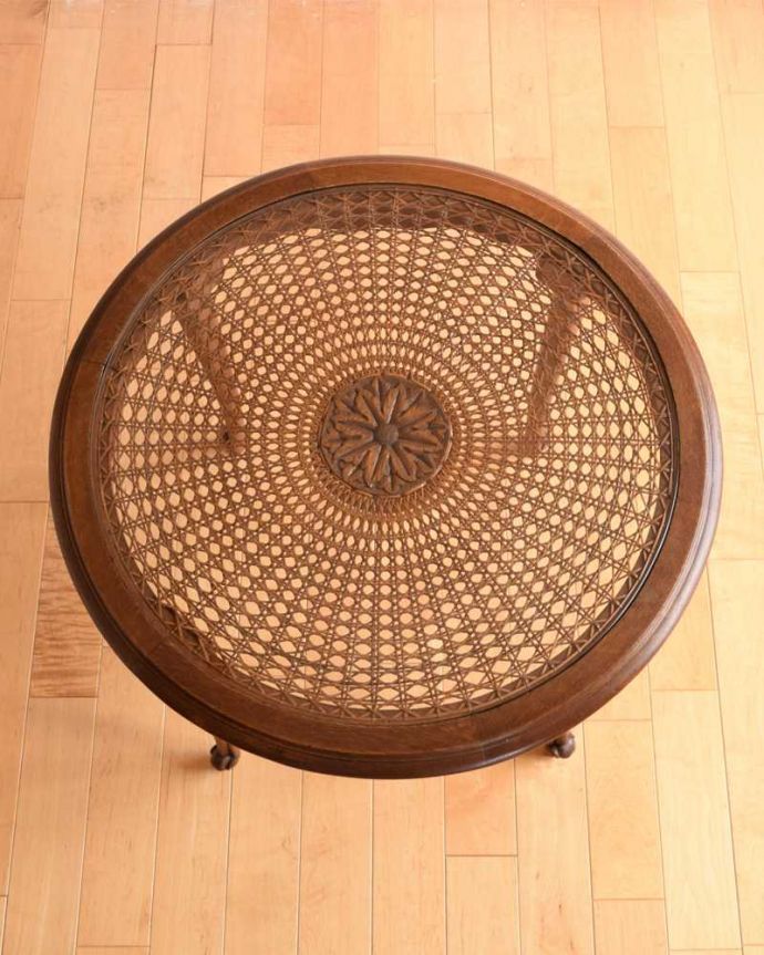 アンティークのテーブル　アンティーク家具　編み目が美しいガラス天板のアンティーク家具、優雅なフランスのコーヒーテーブル 。美しすぎる編み込みの模様にうっとり手編みで編んである細かい模様。(j-2338-f)