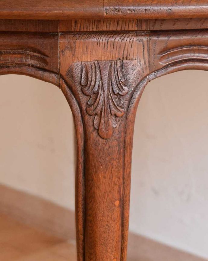 アンティークのテーブル　アンティーク家具　編み目が美しいガラス天板のアンティーク家具、優雅なフランスのコーヒーテーブル 。うっとりする美しさアンティークだから手に入る美しい彫。(j-2338-f)