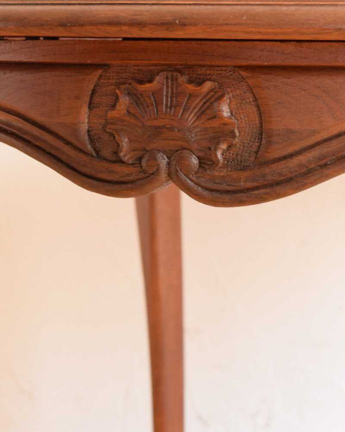 アンティークのテーブル　アンティーク家具　編み目が美しいガラス天板のアンティーク家具、優雅なフランスのコーヒーテーブル 。美しい彫にもうっとり…さりげなく施された彫。(j-2338-f)