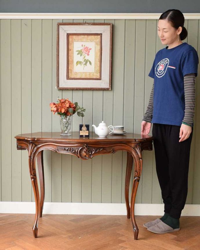 アンティークのテーブル　アンティーク家具　色も木目も美しいフランス輸入の優雅な装飾付きのアンティーク サイドテーブル。どんな場所でも便利に使える小さなテーブルそもそも「オケージョナル」とは「便利に使える」と言う意味。(j-2352-f)