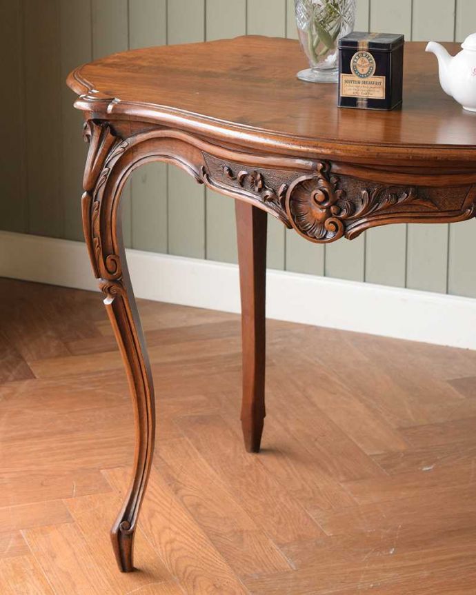 アンティークのテーブル　アンティーク家具　色も木目も美しいフランス輸入の優雅な装飾付きのアンティーク サイドテーブル。上品で優雅なアンティーク凛とした雰囲気が漂うアンティークらしい立ち姿のテーブル。(j-2352-f)