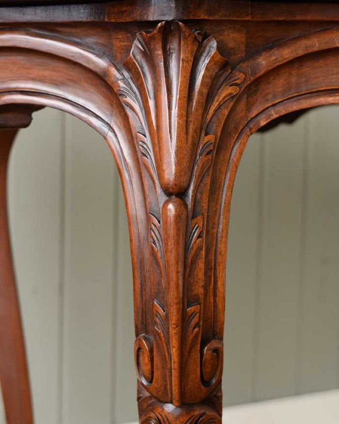 アンティークのテーブル　アンティーク家具　色も木目も美しいフランス輸入の優雅な装飾付きのアンティーク サイドテーブル。うっとりする美しさアンティークだから手に入る美しい彫。(j-2352-f)