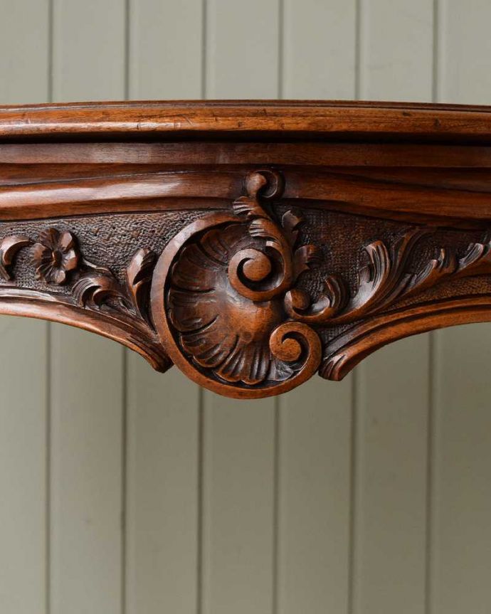 アンティークのテーブル　アンティーク家具　色も木目も美しいフランス輸入の優雅な装飾付きのアンティーク サイドテーブル。いろんな場所にこだわり彫のデザインもいろいろです。(j-2352-f)