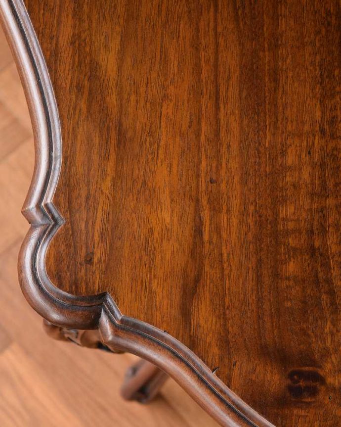 アンティークのテーブル　アンティーク家具　色も木目も美しいフランス輸入の優雅な装飾付きのアンティーク サイドテーブル。天板を近づいてみると…アンティークだから手に入れることが出来る天板に使われている銘木の美しさにうっとりです。(j-2352-f)