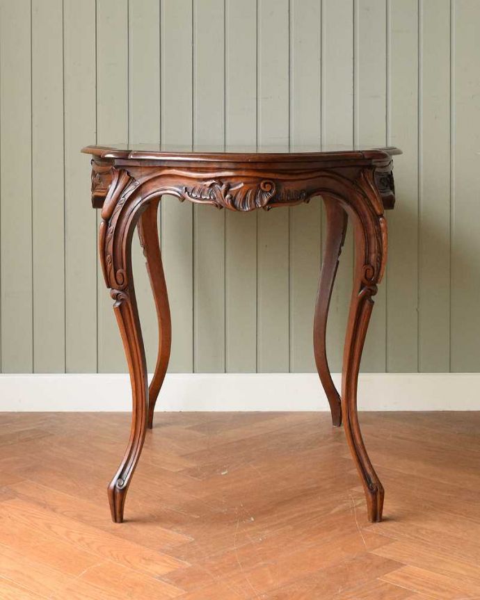 アンティークのテーブル　アンティーク家具　色も木目も美しいフランス輸入の優雅な装飾付きのアンティーク サイドテーブル。クルッと回転。(j-2352-f)