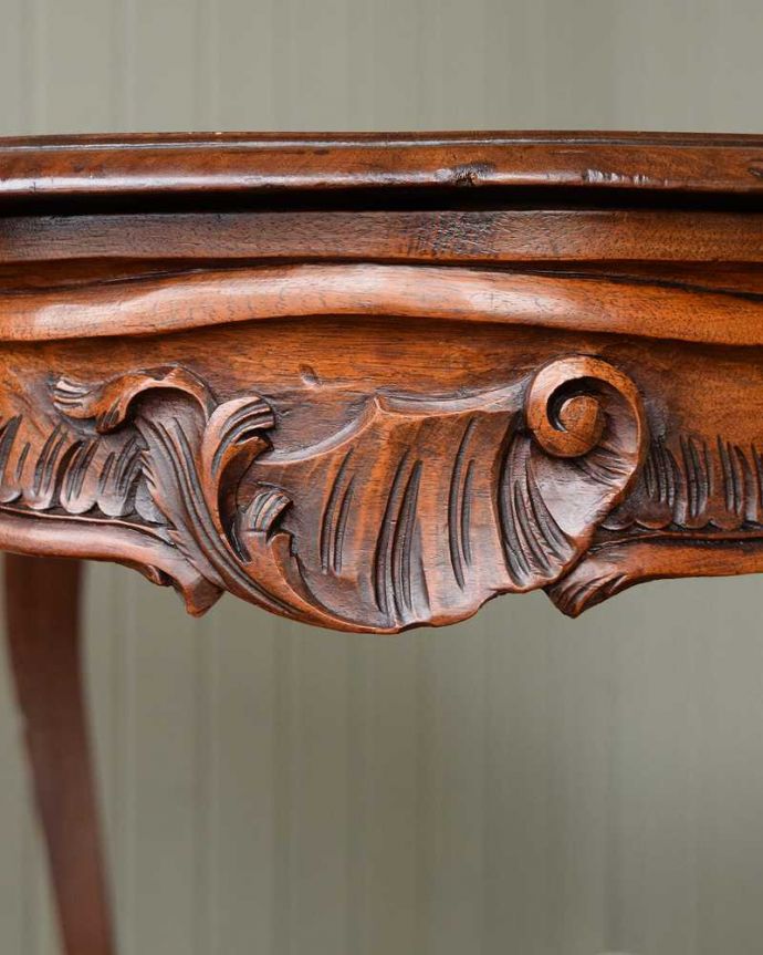 アンティークのテーブル　アンティーク家具　色も木目も美しいフランス輸入の優雅な装飾付きのアンティーク サイドテーブル。フランスらしい彫りフランスらしさの象徴とも言える、優雅な彫りの装飾。(j-2352-f)