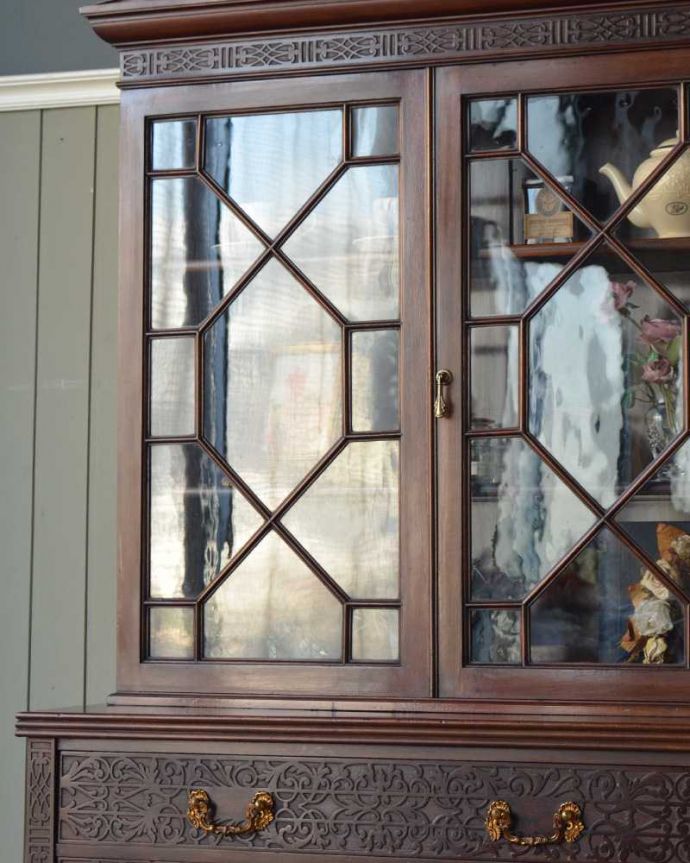 アンティークのキャビネット　アンティーク家具　シノワズリの雰囲気漂う美しいアンティークのガラスキャビネット（飾り棚）。扉に描かれた彫りの繊細さにうっとり･･･細工の細かい職人技が光る彫り。(j-2354-f)