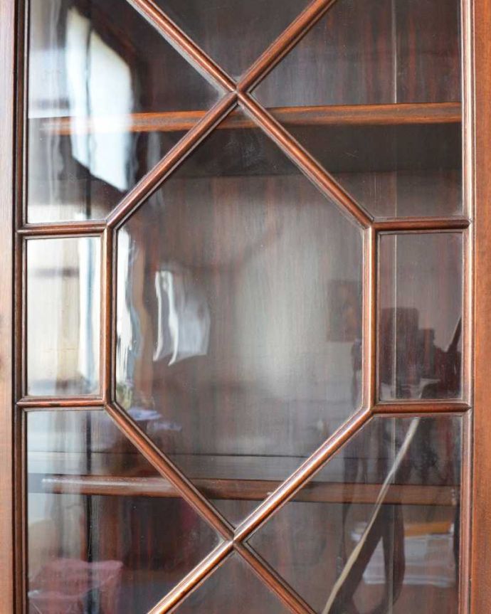 アンティークのキャビネット　アンティーク家具　シノワズリの雰囲気漂う美しいアンティークのガラスキャビネット（飾り棚）。美しい装飾にうっとり…ガラス面の装飾が上品なアクセントに。(j-2354-f)
