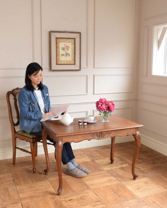アンティークのテーブル　アンティーク家具　南フランスの美しいアンティーク家具、ソファや椅子に座って使えるコーヒーテーブル。フランスらしい優雅な時間もお届けします。(j-2355-f)