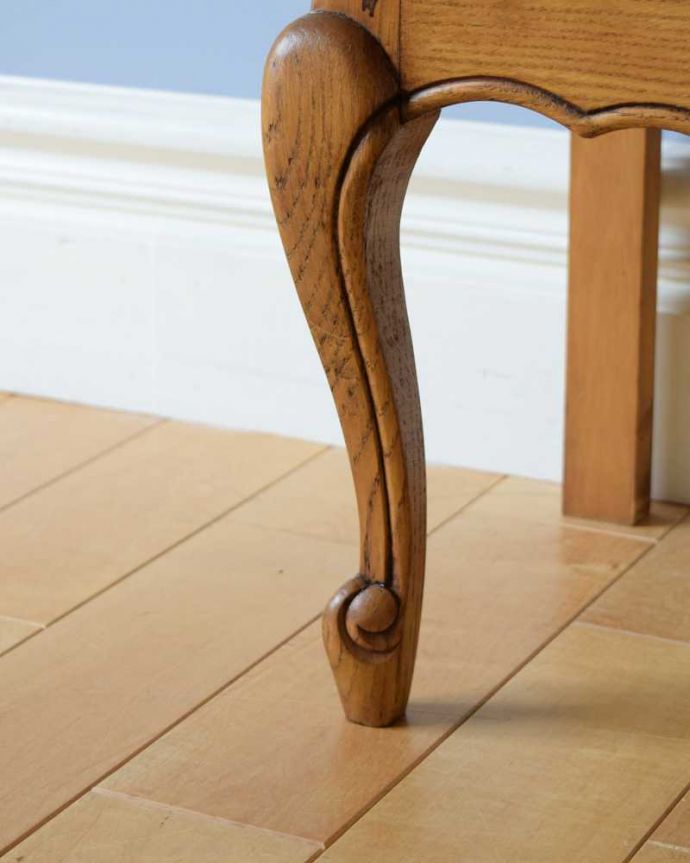 アンティークのチェスト　アンティーク家具　フランスのアンティーク家具、彫が付いた猫脚のスモールチェスト。女性1人でもラクラク運べますHandleのアンティークは、脚の裏にフェルトキーパーをお付けしています。(j-2366-f)