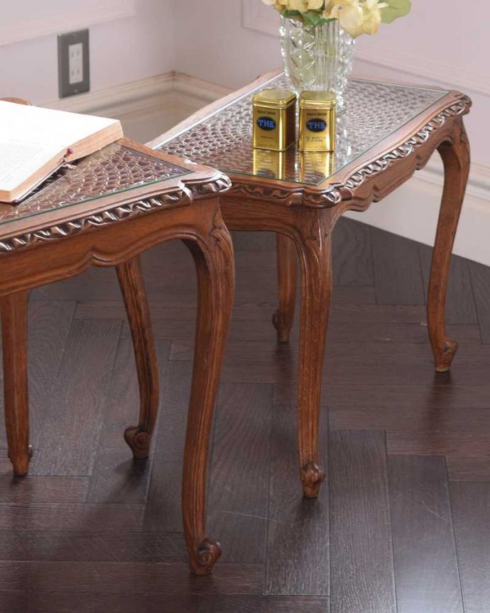 アンティークのテーブル　アンティーク家具　フランス輸入の編み目が美しいアンティークのネストテーブル（ガラス天板） 。一緒でも、バラバラでも使い方は自由自在のアンティーク。(j-2368-f)