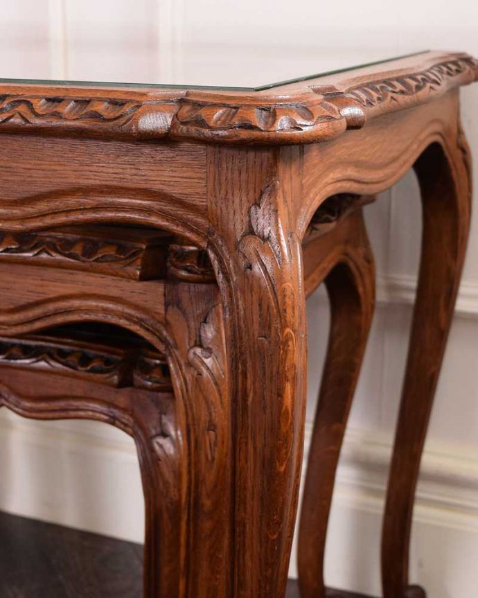 アンティークのテーブル　アンティーク家具　フランス輸入の編み目が美しいアンティークのネストテーブル（ガラス天板） 。うっとりする美しさアンティークだから手に入る美しい彫。(j-2368-f)