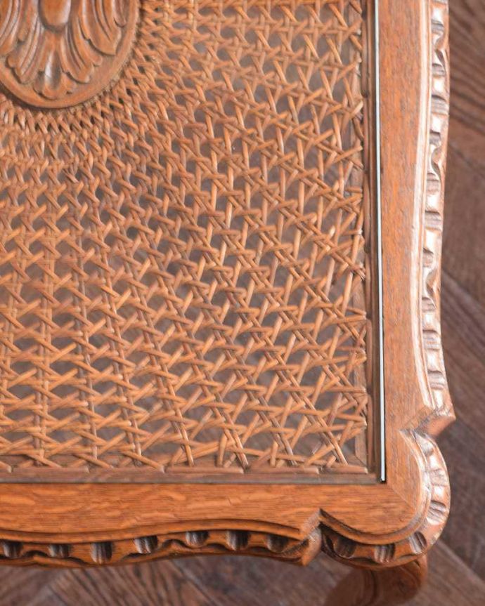 アンティークのテーブル　アンティーク家具　フランス輸入の編み目が美しいアンティークのネストテーブル（ガラス天板） 。近づいて見てみると…近づいてみるとこんな感じでとても細かい網目なんです。(j-2368-f)
