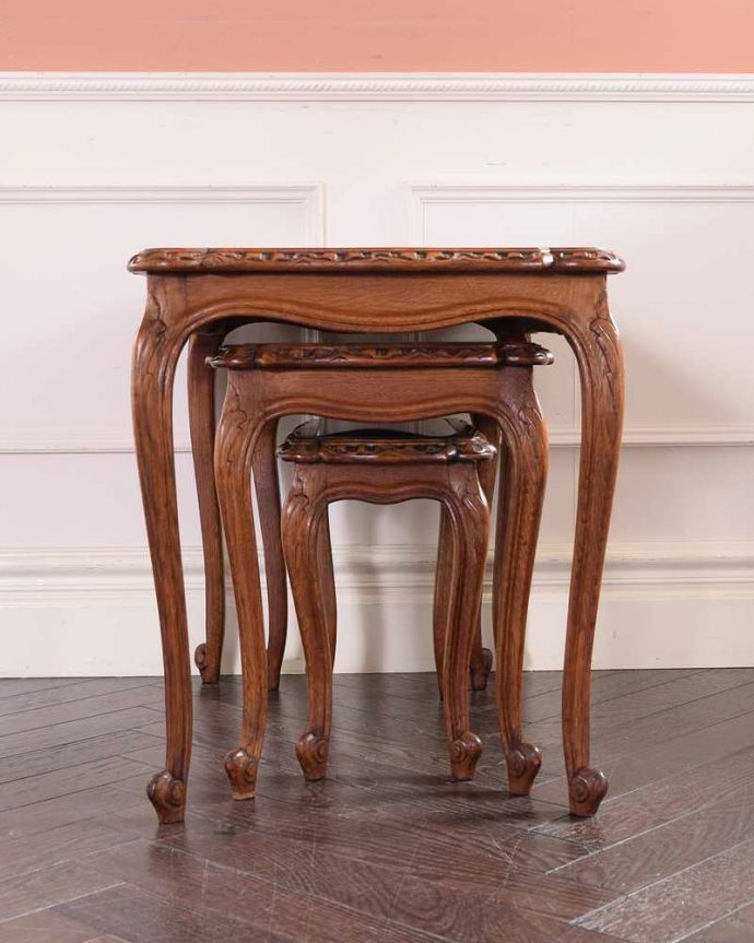 アンティークのテーブル　アンティーク家具　フランス輸入の編み目が美しいアンティークのネストテーブル（ガラス天板） 。横から見てみると･･･お揃いの脚が3つがキレイに重なって、とっても美しい横顔。(j-2368-f)